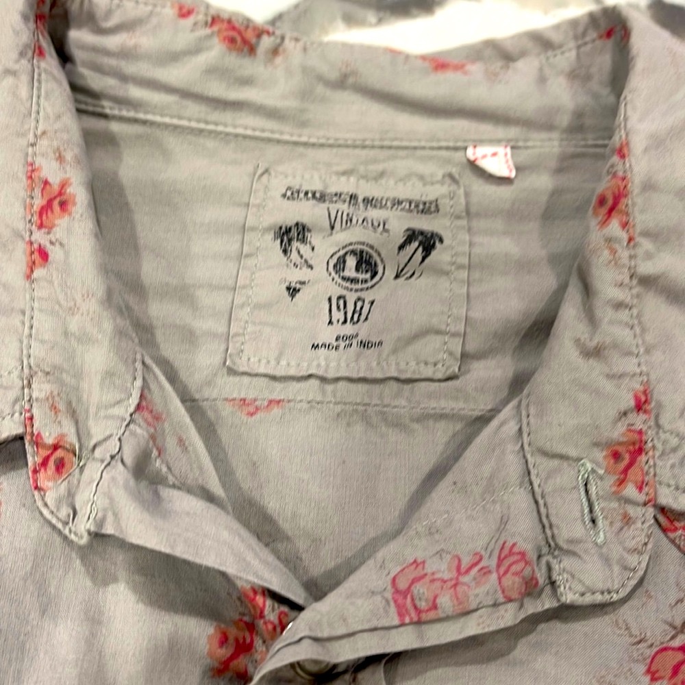 Guess Vintage Western Style Snap Gray with Red/Pink Floral Pattern- Large - Picture 3 of 9